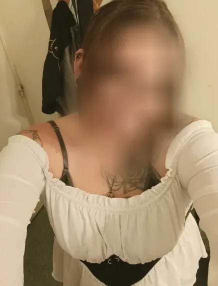 Amber, 31
