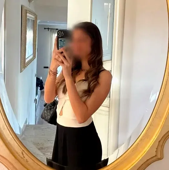 Monique, 19