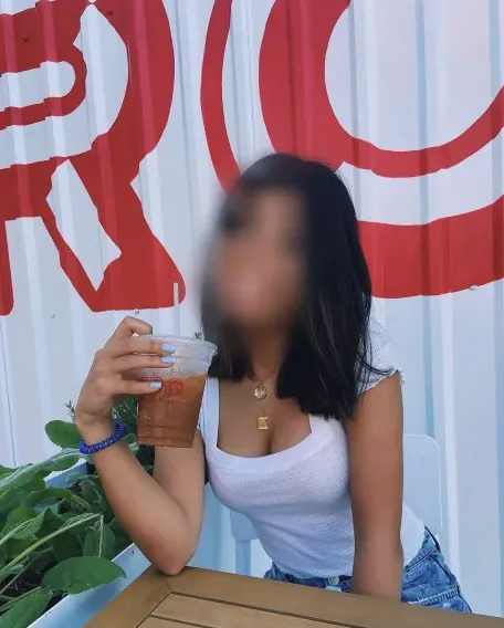 Nina, 19