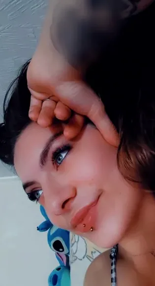 Sara, 24